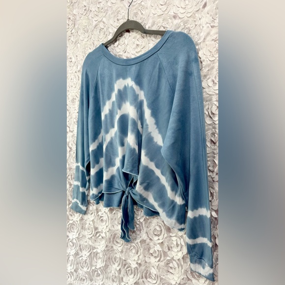 YANA K NWT Lola Tie Dye Long Sleeve Sweater Size Medium Blue & White Boho Top - Picture 2 of 9
